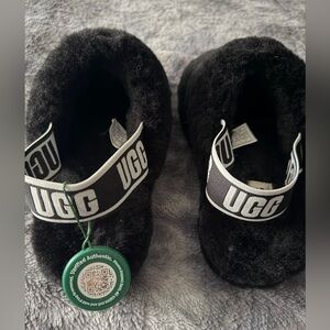 NEW! UGG Women's Black Fuzzy Slippers 🖤